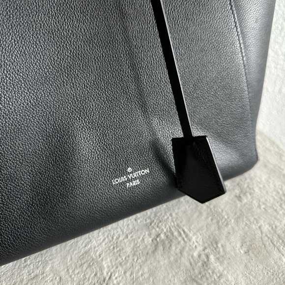 Like New LOUIS VUITTON Calfskin Lockme Cabas Black - Picture 3 of 10